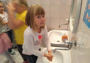 Basia myje ręce.